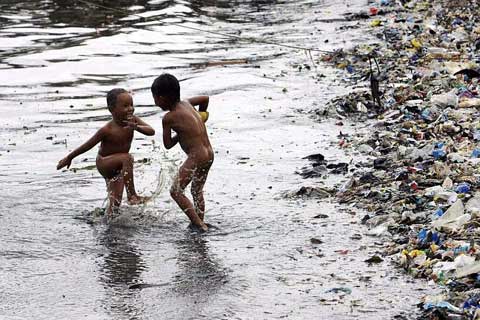 Niños jugando en el agua